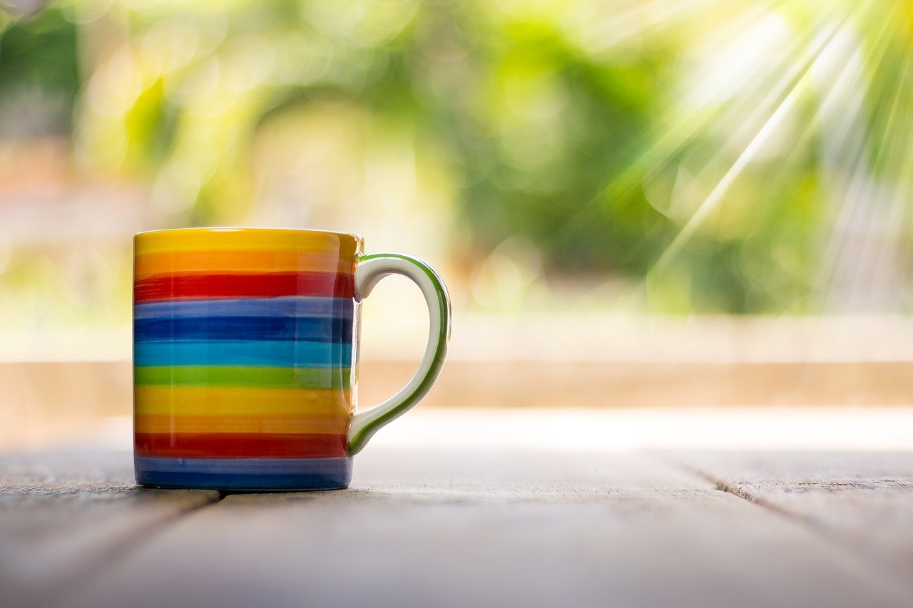 Tasse in Regenbogenfarben