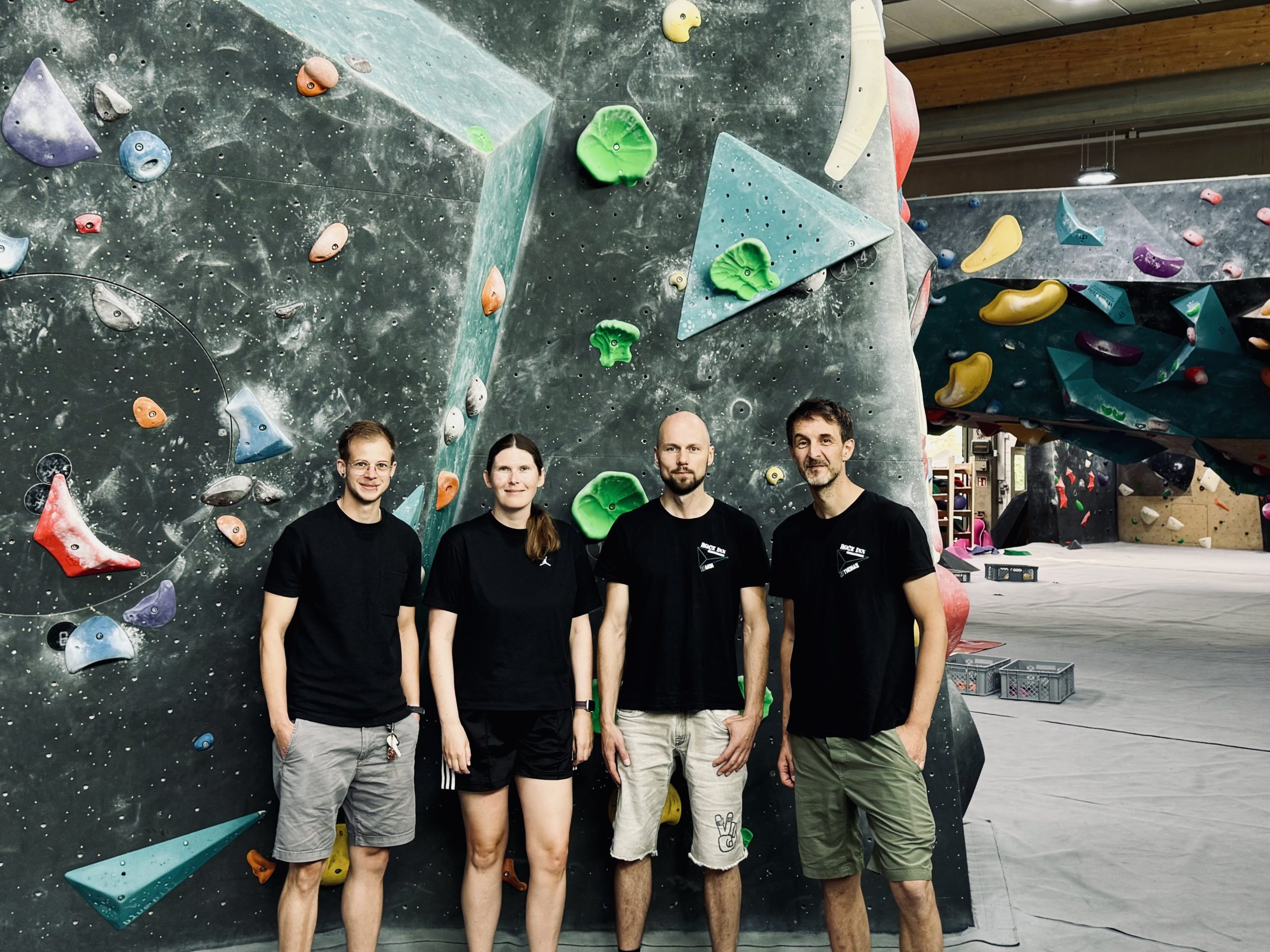 In der Boulderhalle: v.lks. Konstantin Mack, Marie Büchner, Andreas Schmitt, Thomas Meyer (RockInn-Betreiber)