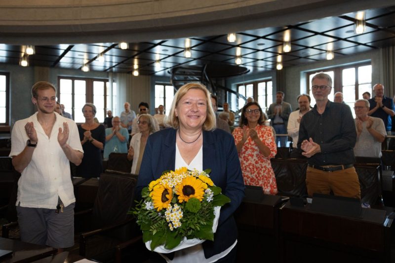 Dr. Sandra Vorlová wurde zur 2. berufsmäßigen Bürgermeisterin gewählt. Hier mit Blumenstrauß.