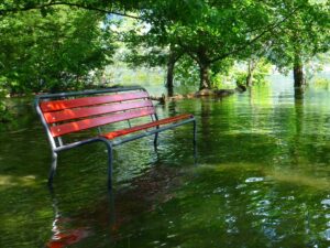 Hochwasser überflutet Weg