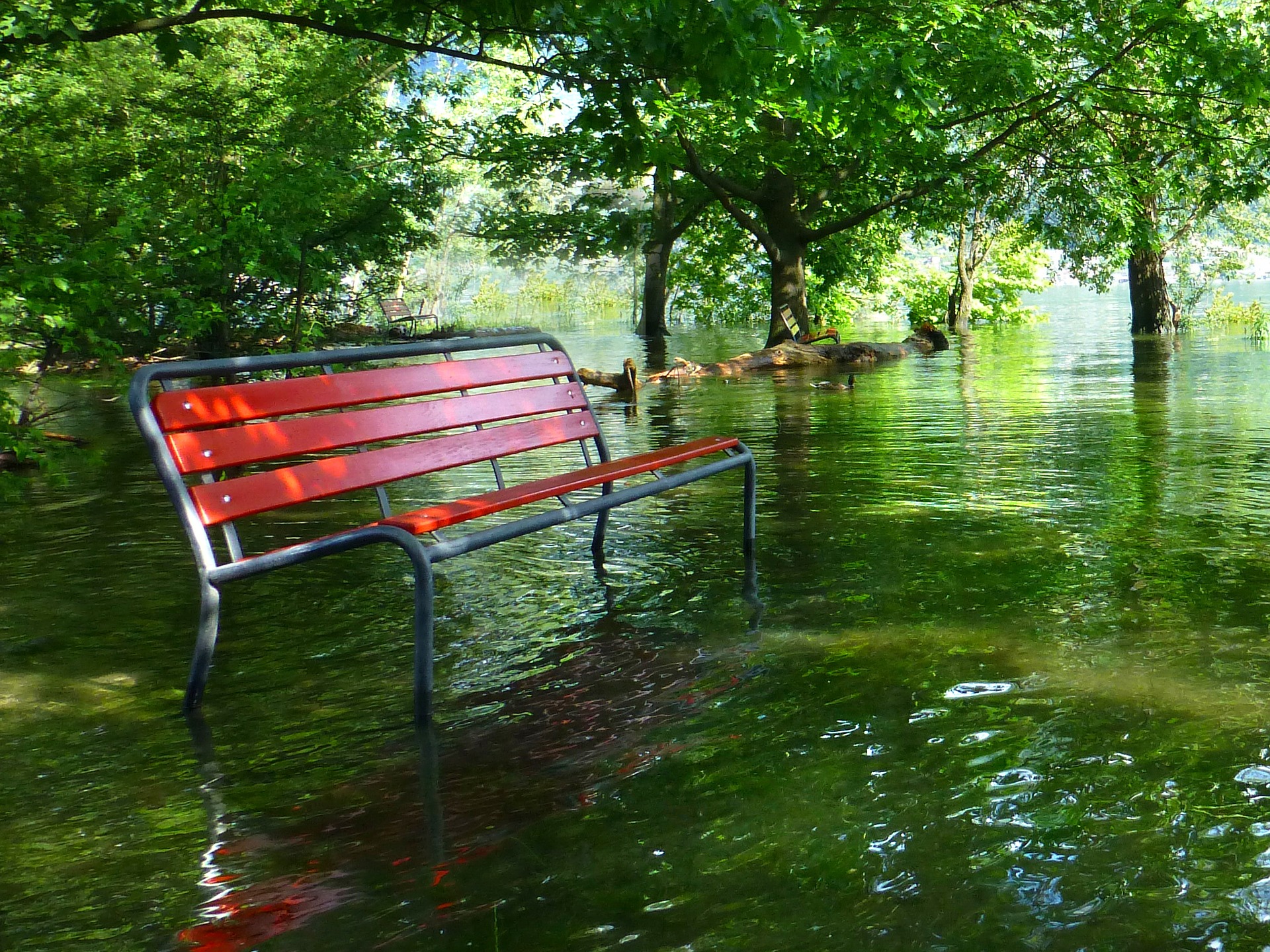 Hochwasser überflutet Weg