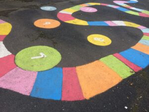 Hüpfspiel aufgemalt auf Straße