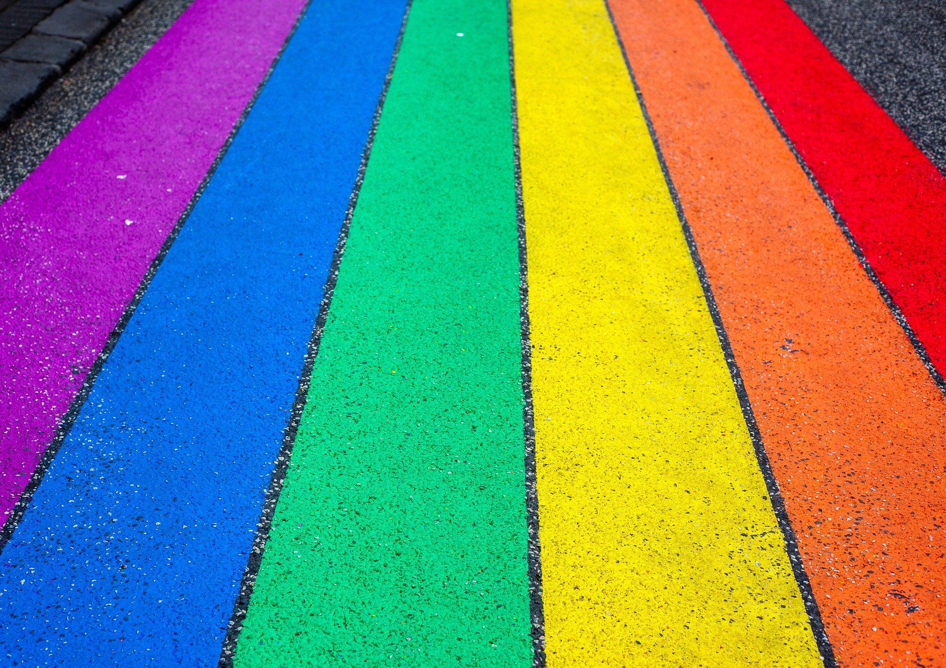 Regenbogenmarkierung auf Straße