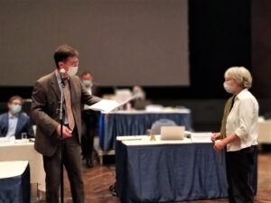 Oberbürgermeister Christian Schuchardt übergibt die Urkunde an Stadträtin Karin Miethaner-Vent