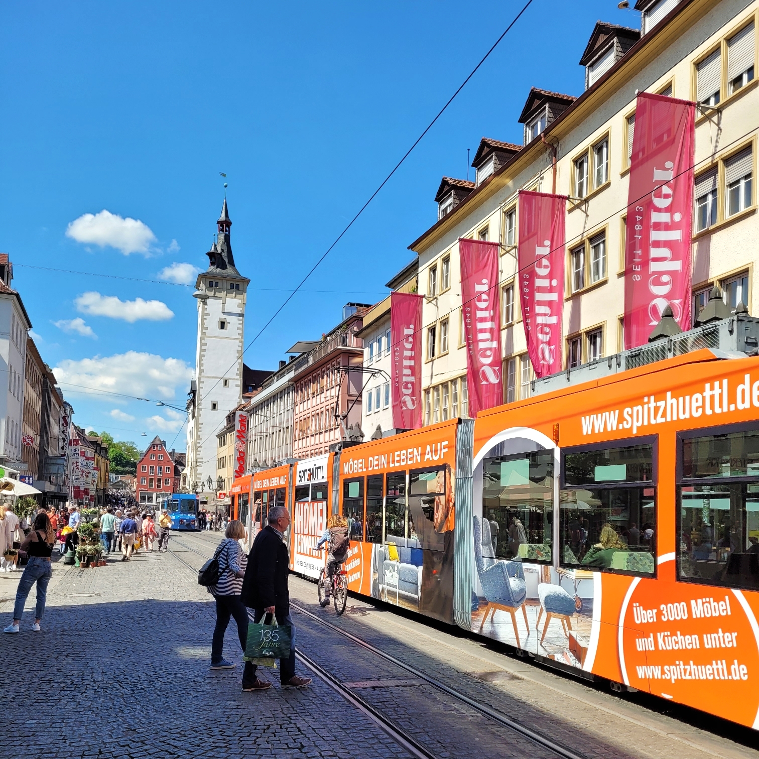 Straßenbahnen fahren in der Domstraße