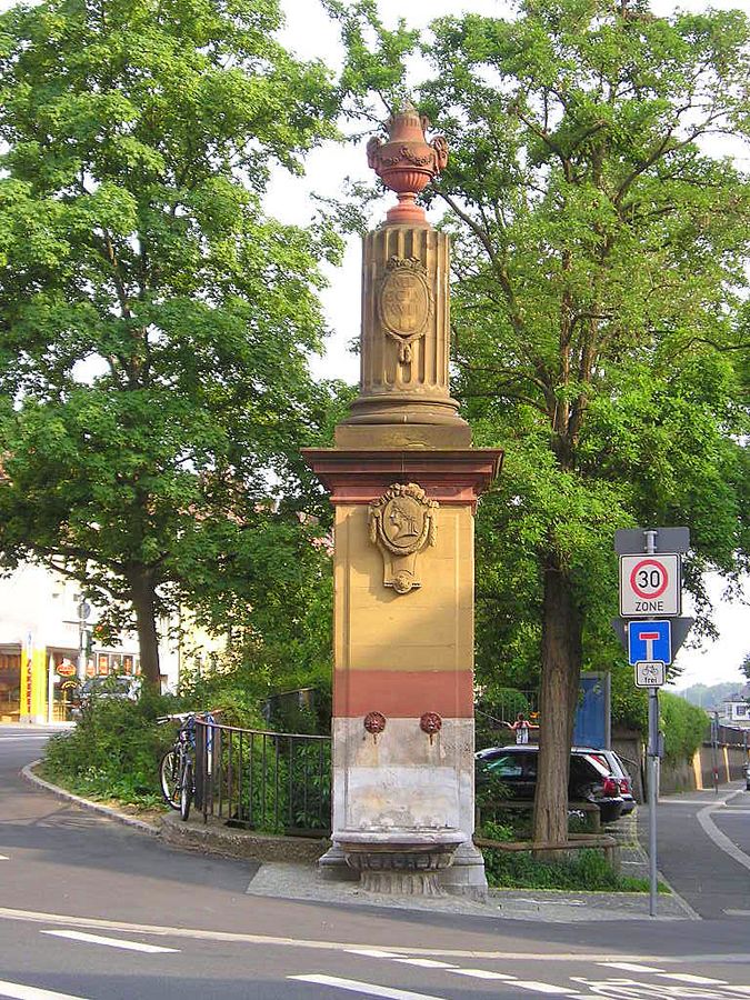 Dreikronenbrunnen im Mainviertel zu Beginn der Zeller Straße mit benachbarten Bäumen