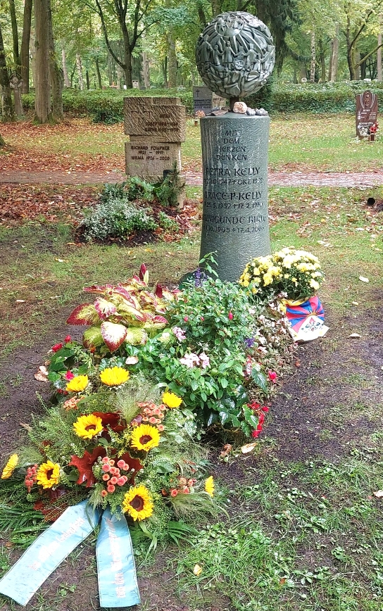 Grabstein von Petra Kelly am 30. Todestag 01.10.2022