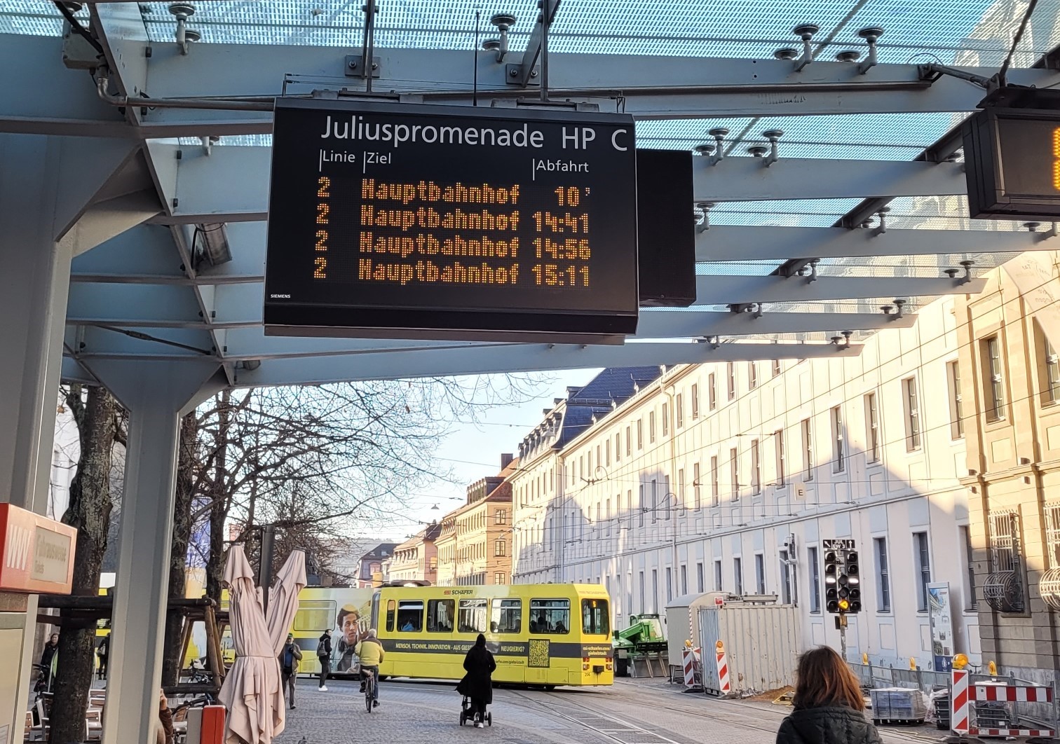 Anzeigetafel an der Straßenbahnhaltestelle in der Juliuspromenade