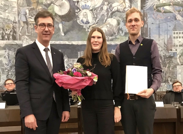 Oberbürgermeister Christian Schuchardt, Neu-Stadträtin Marie Büchner und der scheidende Fraktionsvorsitzende Lukas Weidinger