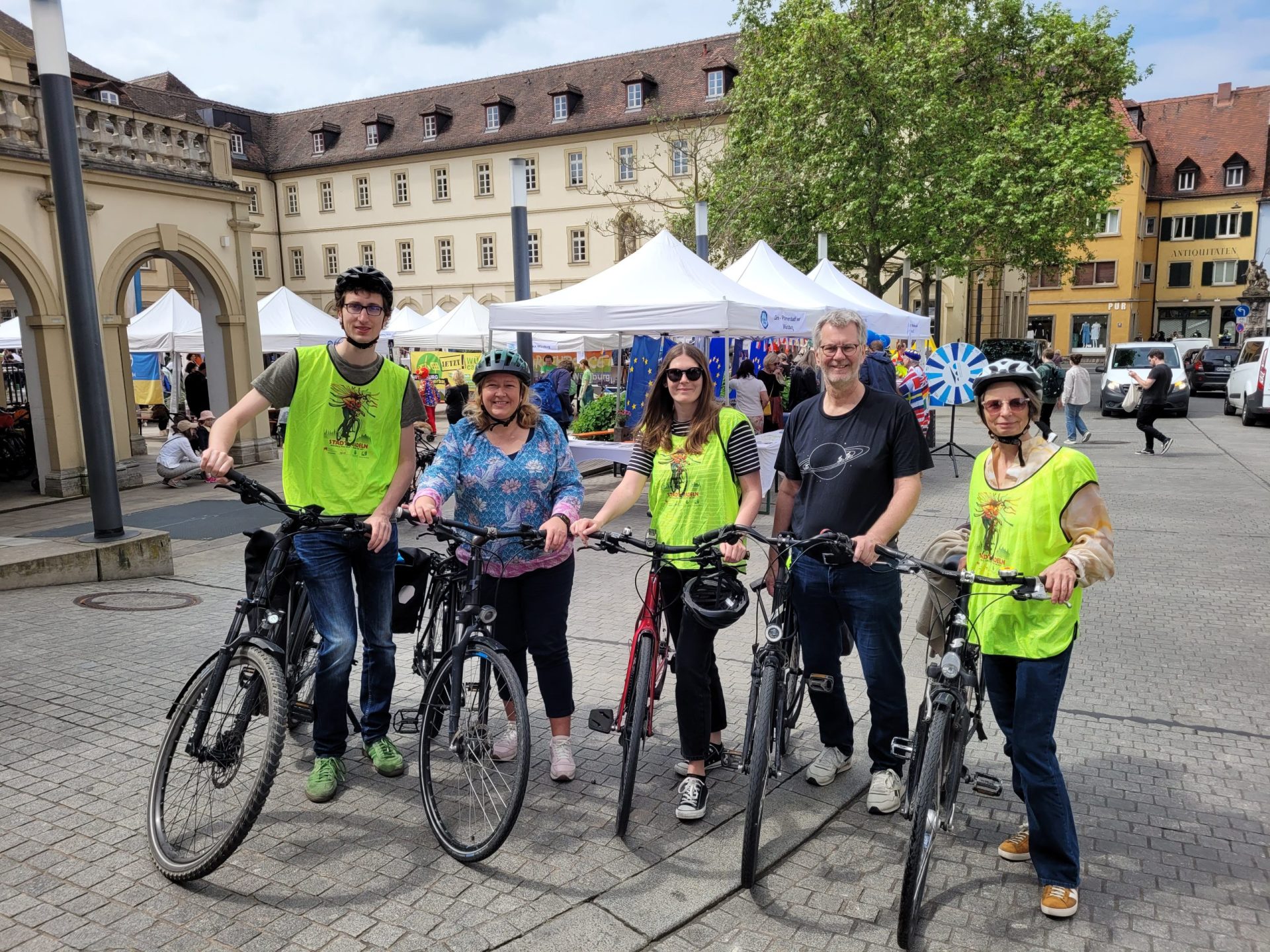 Auftakt Stadtradeln 2023, v.lks.: Kreisrat Sebastian Hansen, Sandra Vorlovám Marie Büchner, Matthias Pilz und Simone Haberer.