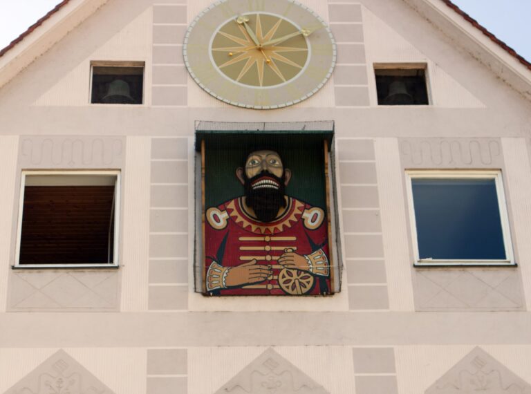 Barrierefreiheit im Rathaus Heidingsfeld durch Verbindung zum Nachbargebäude