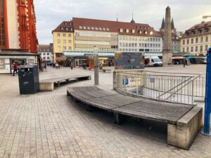 Noch unbeschattet: Sitzgruppe am Unteren Markt