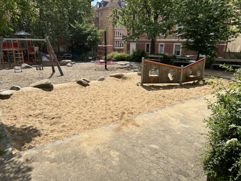 Sonnenschutz für den Spielplatz am Ernst-Reuter-Platz in Grombühl
