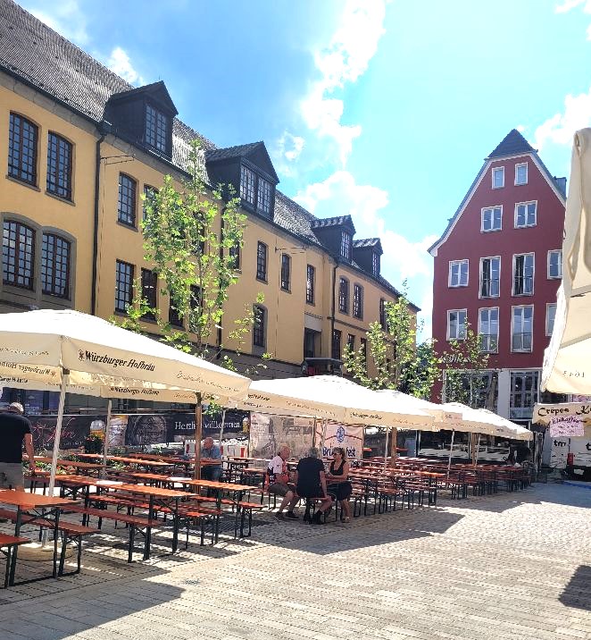 Der neu gestaltete Platz am Grafeneckart mit den 3 Platanen