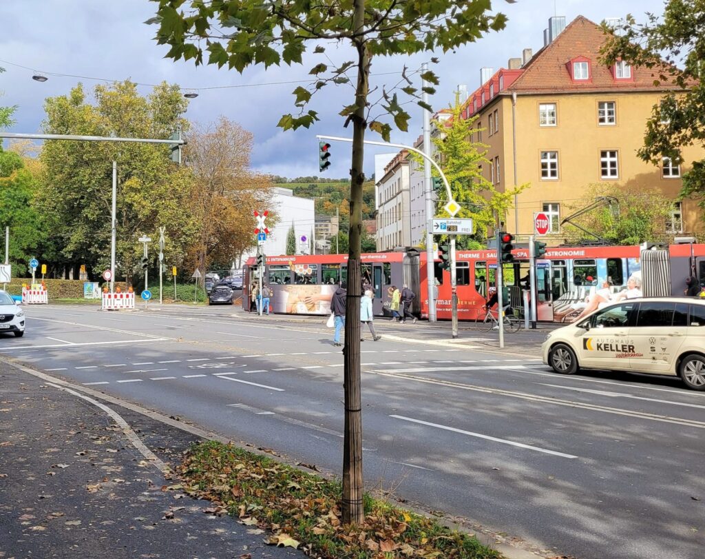 Aktuell ist die Verkehrssituation am Berliner Platz auf Höhe der Einmündung Haugerglacisstraße mit Radweg, Fußgänger*innenquerung und Straßenbahnhaltestelle sehr unübersichtlich.