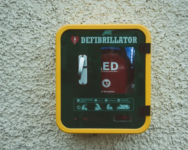 Defibrillator an Hauswand