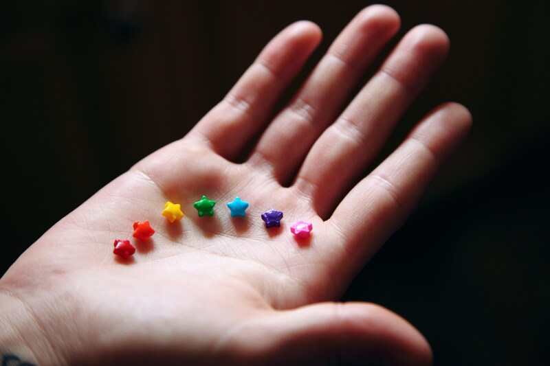 Geöffnete Hand mit bunten Sternen