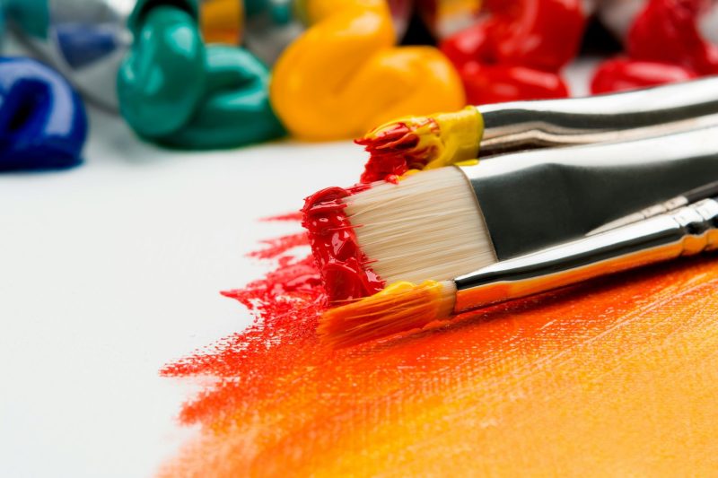 Pinsel und bunte Farben