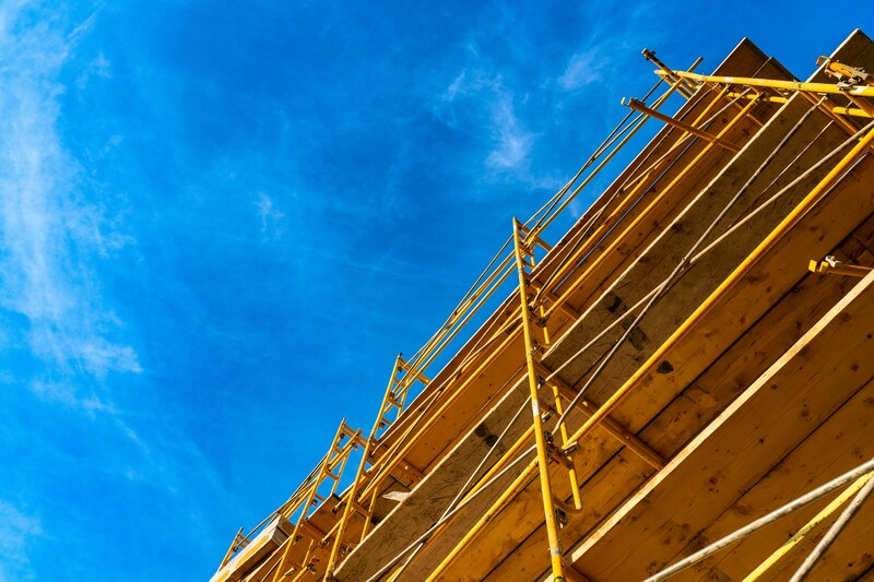 Baugerüst vor blauem Himmel