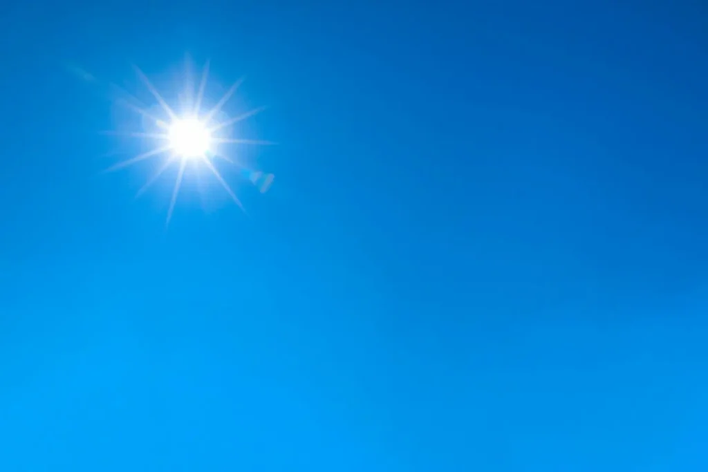 Gleißendes Sonnenlicht am Himmel.